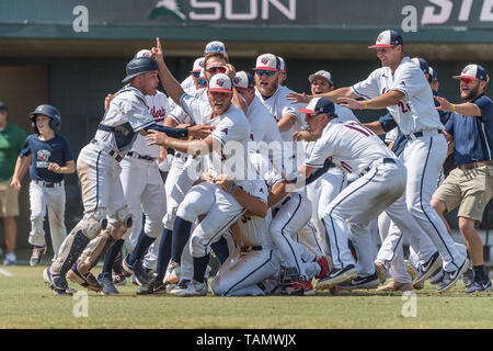 DeLand, FL, Stati Uniti d'America. 26 Maggio, 2019. Brocca Liberty Evan Brabrand (31) viene assaliti da Liberty giocatori sul campo dopo aver sconfitto Stetson 4-3 la rivendicazione del 2019 ASUN campionato di baseball al campo Melching al Conrad Park in DeLand, FL Romeo Guzman/CSM/Alamy Live News Foto Stock