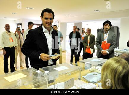 Madrid, Spagna. 26 Maggio, 2019. Alberto Rivera, leader del centro-destra partito Ciudadanos, voti in corrispondenza di una stazione di polling a Madrid, Spagna, 26 maggio 2019. Il Parlamento europeo (UE) ha iniziato le elezioni in Spagna la domenica. Credito: Guo Qiuda/Xinhua/Alamy Live News Foto Stock