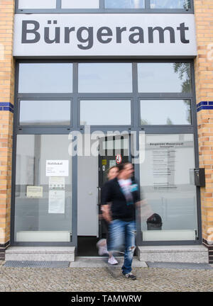 Berlino, Germania. 26 Maggio, 2019. Due gli elettori di lasciare un seggio dopo la colata i loro voti a Berlino, capitale della Germania, maggio 26, 2019. Le votazioni per le elezioni del Parlamento europeo ha dato dei calci a fuori in Germania di domenica. Credito: Kevin Voigt/Xinhua/Alamy Live News Foto Stock