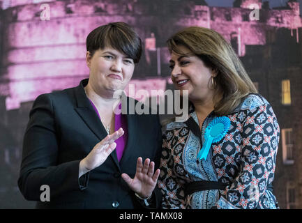 Edinburgh, Regno Unito. 27 Maggio, 2019. I risultati delle elezioni del Parlamento europeo per la regione della Scozia sono annunciati presso la City Chambers di Edimburgo. La Scozia è di sei nuovi deputati saranno i SNP Alyn Smith, Christian Allard e Aileen McLeod, Louis Stedman-Bruce del partito Brexit, Sheila Ritchie del Partito europeo dei liberali democratici e la Baronessa Nosheena Mobarik dei conservatori. Nella foto: scozzese leader conservatori Ruth Davidson con la Baronessa Nosheena Mobarik Credito: ricca di Dyson/Alamy Live News Foto Stock