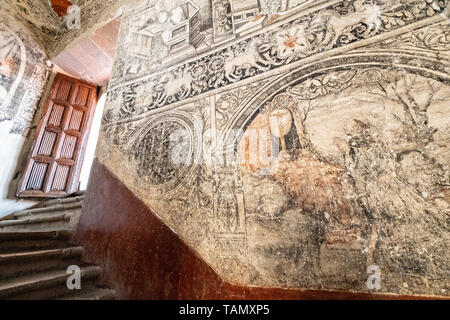 Bianco & Nero dipinti murali scalinata in San Nicolas Tolentino Tempio e Ex-Monastery in Actopan, hidalgo, Messico. La chiesa coloniale e il convento fu costruito nel 1546 e combinare elementi architettonici dal romantico, gotico e rinascimentale. Foto Stock