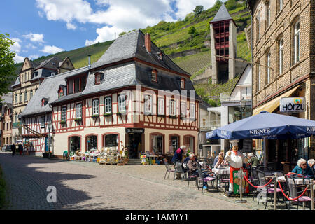 Street cafe e vecchi semi-case con travi di legno a Bacharach, sito patrimonio mondiale dell'Unesco, Valle del Reno superiore e centrale, Renania-Palatinato, Germania Foto Stock