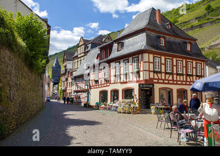 Street cafe e vecchi semi-case con travi di legno a Bacharach, sito patrimonio mondiale dell'Unesco, Valle del Reno superiore e centrale, Renania-Palatinato, Germania Foto Stock