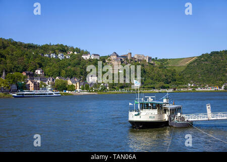 Vista da San Goarshausen su Sankt Goar con Rheinfels Castello, sito patrimonio mondiale dell'Unesco, Valle del Reno superiore e centrale, Renania-Palatinato, Germania Foto Stock