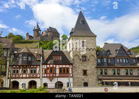 Fila storica di tipiche case a graticcio, sopra il Castello Stahleck, Bacharach, Valle del Reno superiore e centrale, Renania-Palatinato, Germania Foto Stock