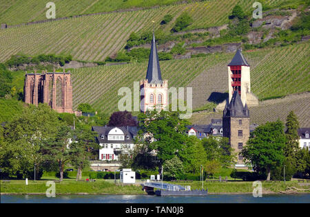 Vista dalla Torre 'Postenturm' su Bacharach con la chiesa di San Pietro e Cappella Werner, Valle del Reno superiore e centrale, Renania-Palatinato, Germania Foto Stock