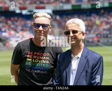 Harrison, NJ - Maggio 26, 2019: Hall of Fame inductees Abby Wambach ex membro del team USA & Sunil Gulati pongono durante il tempo di emisaturazione del gioco contro il Messico sulla Red Bull Arena USA ha vinto 3 - 0 Foto Stock