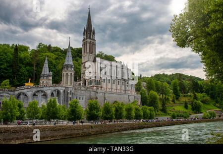 Una vista della basilica di Lourdes in Francia Foto Stock