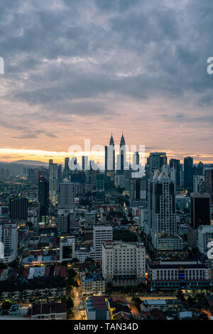 KUALA LUMPUR, Malesia - 20 Febbraio 2019: Torri Gemelle Petronas appena prima del sorgere del sole con una luminosa moody sky Foto Stock