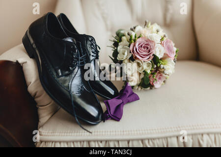 Scarpe da uomo e vestiti eleganti, tema vacanze e party di nozze Foto Stock