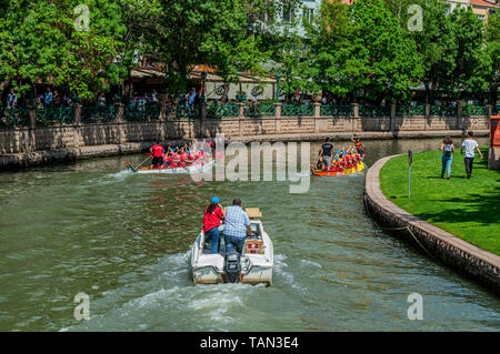 Eskisehir, Turchia - 19 Maggio 2019: barche e canoe sul fiume Porsuk durante il drago gare Festival a Eskisehir. Foto Stock