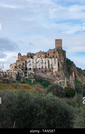 Craco, la città fantasma vicino a Matera, la città di pietre. Craco famoso nel mondo per essere usato nei film e pubblicità. Foto Stock