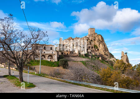 Craco, la città fantasma vicino a Matera, la città di pietre. Craco famoso nel mondo per essere usato nei film e pubblicità. Foto Stock