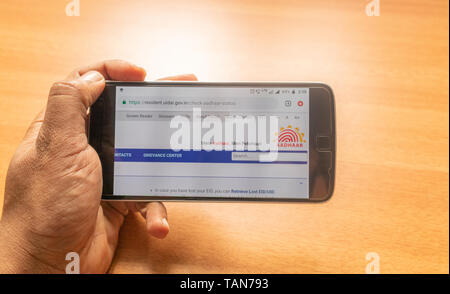 Maski, India 27,maggio 2019 :Concetto di applicare Aadhar card online utilizzando il telefono cellulare. Foto Stock