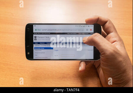 Maski, India 27,maggio 2019 :Concetto di applicazione di passaporto indiano online utilizzando il telefono cellulare. Foto Stock