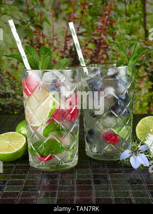 Il Mojito è un cocktail preparato con rum bianco, zucchero, il succo di lime, soda water, e menta Foto Stock