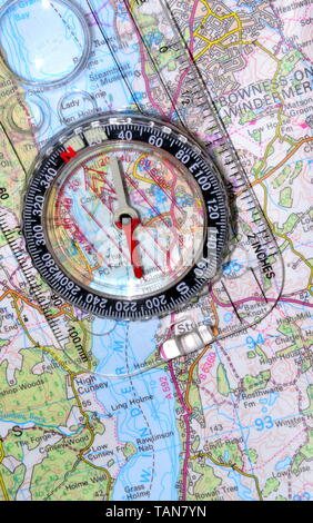 Bussola su una mappa di Bowness in area di Windermere Foto Stock