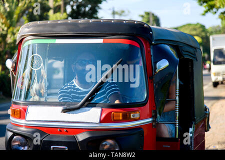 Allegro tuktuk taxi driver in Sri Lanka Foto Stock