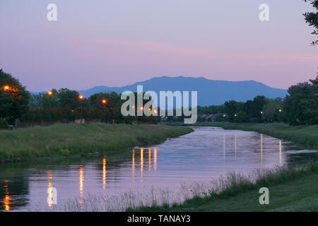 Greenway sentiero lungo la West rebbio della Little Pigeon fiume al tramonto Foto Stock