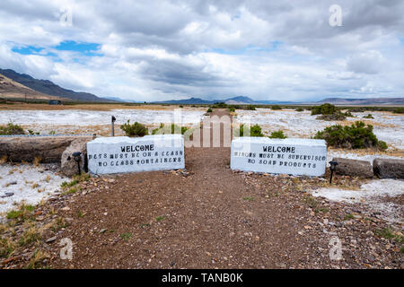 Ingresso e percorso a piedi per il Alvord Hot Springs. Harney County, Oregon Foto Stock