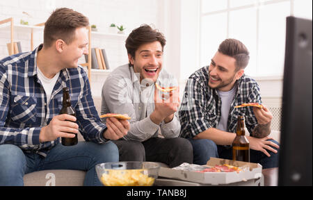 I migliori amici di mangiare la pizza e la visione di film in TV Foto Stock