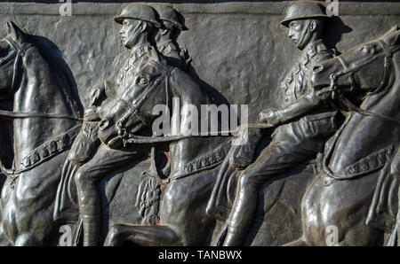 Particolare del fregio in bronzo della guerra mondiale i soldati in sella ai loro cavalli sulla cavalleria monumento dedicato a coloro che furono uccisi i combattimenti. Scolpita nel 1921 Foto Stock