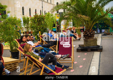 Monaco di Baviera, Germania- maggio 25,2019: persone ascoltare la musica durante il Monaco di Baviera Streetlife festival. Foto Stock