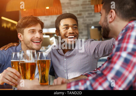 Riunione Long-Awaited. Migliori amici bevendo birra in bar Foto Stock