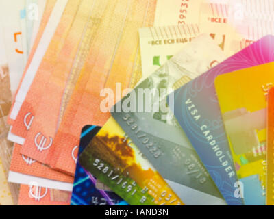 La carta di credito e può euro bills come sfondo Foto Stock