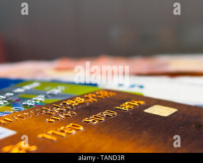 La carta di credito e può euro bills come sfondo Foto Stock