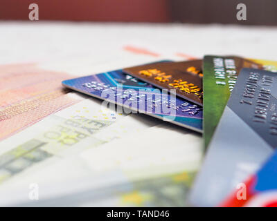 La carta di credito e può euro bills come sfondo Foto Stock