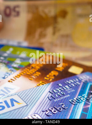 La carta di credito e può euro bills come sfondo Foto Stock