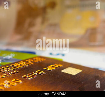 La carta di credito e può euro bills come sfondo Foto Stock