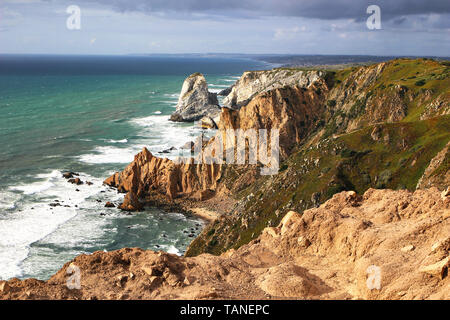 Scenic paesaggio di Capo Roca, Cabo da Roca, Sintra, Portogallo. Il punto più occidentale del continente europeo. Le splendide scogliere, rocce e Atlantica selvaggia Foto Stock