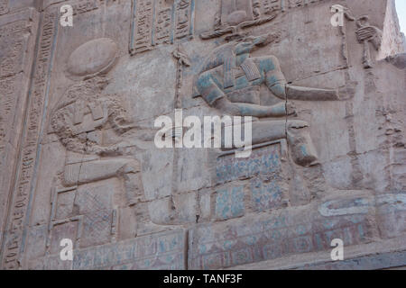 Bassorilievo di Sobek e Horus nel Tempio di Kom Ombo Foto Stock