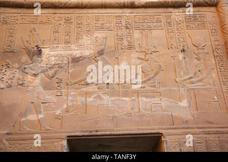 Bassorilievo di Sobek, Hathor e Horus nel Tempio di Kom Ombo Foto Stock