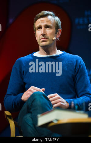 Robert Macfarlane British scrittore di viaggi parlando sul palco al Festival di Fieno Hay-on-Wye Powys Wales UK Foto Stock