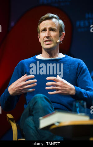 Robert Macfarlane British scrittore di viaggi parlando sul palco al Festival di Fieno Hay-on-Wye Powys Wales UK Foto Stock