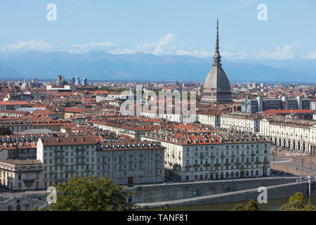 Lo skyline di Torino e vista la Mole Antonelliana torre in una soleggiata giornata estiva in Italia Foto Stock