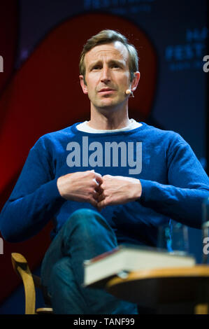 Robert Macfarlane British scrittore di viaggi parlando sul palco al Festival di Fieno Hay-on-Wye Powys Wales UK Foto Stock