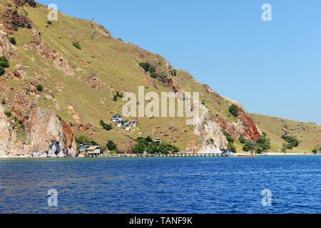 X Pirati camp su Sebayur Besar Island vicino a Labuan Bajo in Flores, Indonesia. Foto Stock