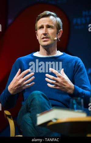 Robert Macfarlane British scrittore di viaggi parlando sul palco al Festival di Fieno Hay-on-Wye Powys Wales UK Foto Stock