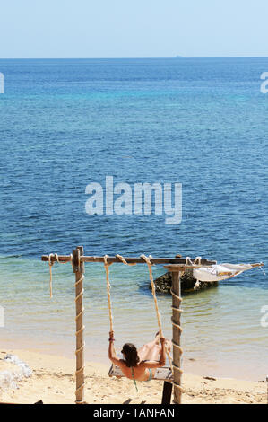 L'accogliente spiaggia a X i pirati camp su Sebayur Besar Island vicino a Labuan Bajo, Indoensia. Foto Stock