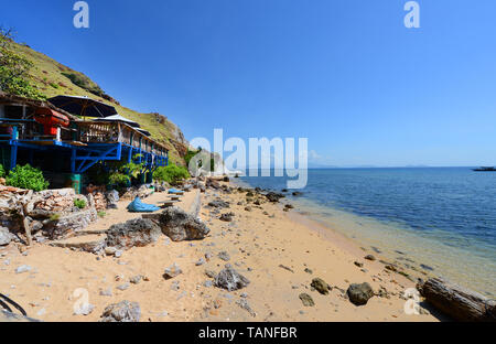 X Pirati camp su Sebayur Besar Island vicino a Labuan Bajo in Flores, Indonesia. Foto Stock