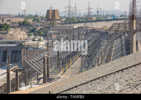 Distribuzione della potenza elettrica sulla diga di Assuan fornendo una grande parte di Egitto con energia Foto Stock