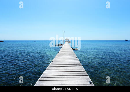 X Pirati camp su Sebayur Besar Island vicino a Labuan Bajo in Flores, Indonesia. Foto Stock