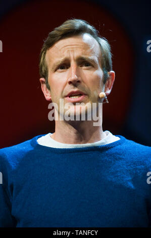 Robert Macfarlane British scrittore di viaggi parlando sul palco al Festival di Fieno Hay-on-Wye Powys Wales UK Foto Stock