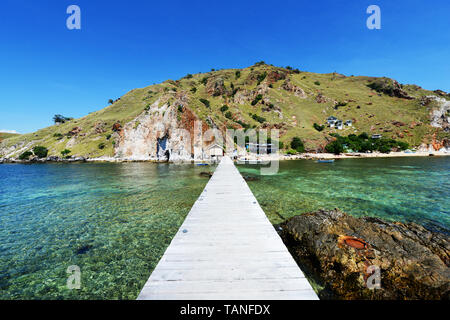 X Pirati camp su Sebayur Besar Island vicino a Labuan Bajo in Flores, Indonesia. Foto Stock