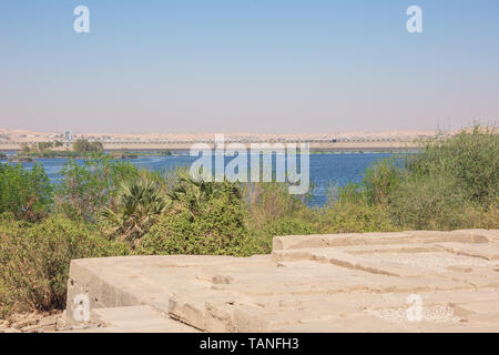 Vista in lontananza la bassa di Aswan dam visto da di Agilkia isola nel Lago Nasser Foto Stock