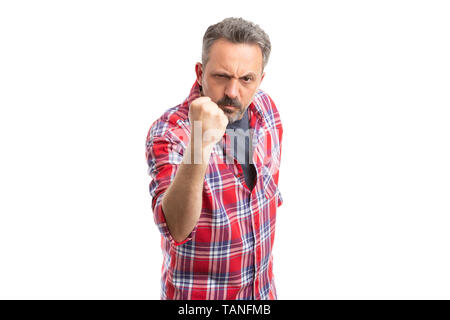 Frustrato uomo pugno mostrando come arrabbiato gesto isolato su bianco di sfondo per studio Foto Stock